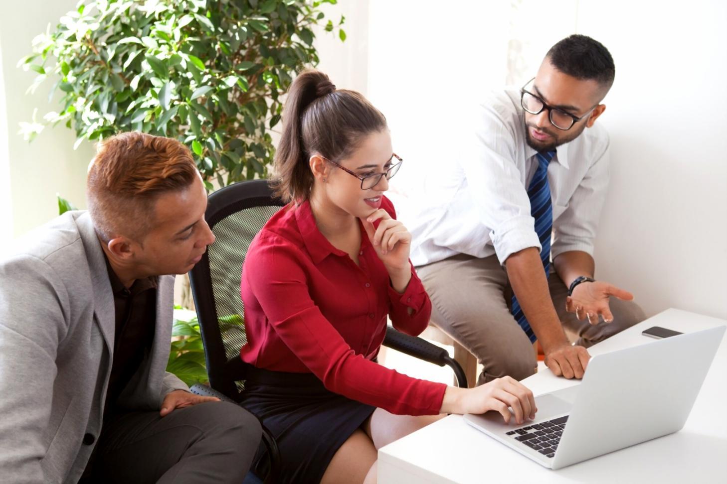 Analyse de documents financiers et graphiques sur bureau